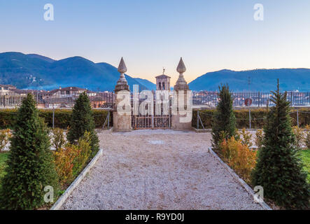 Rieti (Italien) - Das historische Zentrum der Provinzhauptstadt der Sabina, unter Monte Terminillo mit Schnee und durch den Fluss Velino gekreuzt. Stockfoto