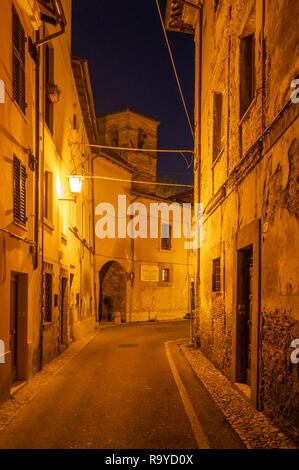 Rieti (Italien) - Das historische Zentrum der Provinzhauptstadt der Sabina, unter Monte Terminillo mit Schnee und durch den Fluss Velino gekreuzt. Stockfoto