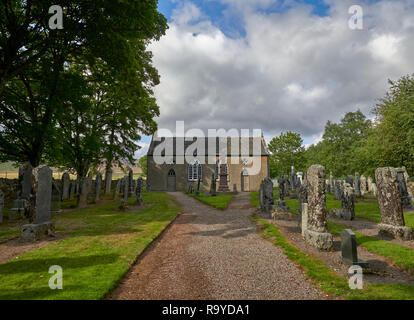 Der Schotterweg führt zu Lochlee Pfarrkirche in Invermark in den schottischen Highlands innerhalb des Cairngorm National Park in Angus, Schottland. Stockfoto