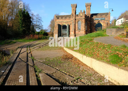 Die alte Coalbrookdale Unternehmen Lager durch den Fluss Severn in Ironbridge, Shropshire, Teil des Weltkulturerbes Ironbridge Gorge Stockfoto