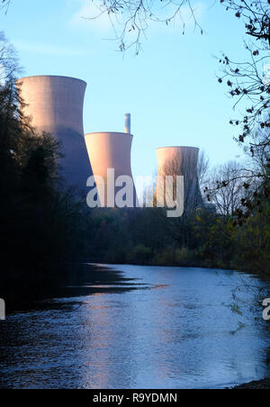 Die kühltürme von Ironbridge Kraftwerk am Fluss Severn in Shropshire, Großbritannien Stockfoto