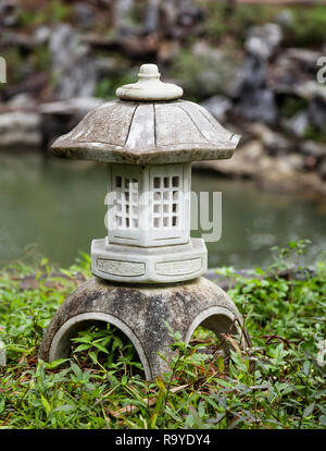 Stein buddhistischen Lampe in einem japanischen Garten. Stockfoto