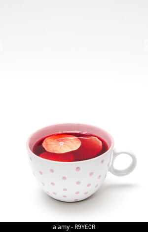 Heiße Früchte Tee in eine weiße Tasse mit rosa Punkte Stockfoto