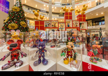 KL, Malaysia - Dez 29,2018: Mickey Maus Figuren Weihnachten Dekoration im Pavillon Kuala Lumpur 90th Jahrestag der Mickey Mouse zu gedenken. Stockfoto