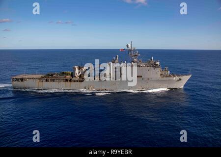 Die US-Marine Whidbey Island-Klasse amphibische Landung dock Schiff USS Fort McHenry Transite der Atlantik als Teil der Kearsarge Amphibious Ready Gruppe zum 24. Dezember 2018 im Indischen Ozean. Stockfoto