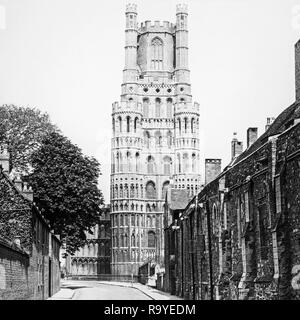 Späten Viktorianischen schwarz-weiß Foto der Kathedrale von Ely, Cambridgeshire, England. Die Kathedrale hat seinen Ursprung in der AD672 Wenn St Etheldreda eine Abtei Kirche gebaut. Das heutige Gebäude stammt aus 1083, und der Kathedrale Status wurde es im Jahre 1109 gewährt. Bis zur Reformation war es die Kirche des Hl. Etheldreda und St. Peter, bei dem Punkt, den es wie die Kathedrale Kirche der heiligen und ungeteilten Dreifaltigkeit von Ely wiedergegründet wurde, weiterhin als wichtigste Kirche der Diözese von Ely, Cambridgeshire. Foto zeigt auch Häuser im Dorf. Stockfoto