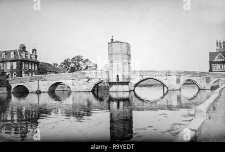 Späten Viktorianischen schwarz-weiß Foto von St. Ives Brücke in Cambridgeshire, England. Die Brücke ist eine Brücke aus dem 15. Jahrhundert und den Fluss Great Ouse Kreuzung in St Ives, Cambridgeshire, England. Es ist eines von nur vier Brücken in England eine Kapelle zu übernehmen. Foto zeigt die hinzugefügten oberen Etagen der Kapelle, da entfernt. Stockfoto