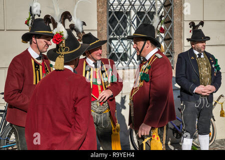 Männer tragen traditionelle Tiroler Kleidung, sammeln vor der Zeremonie an der Jesuitenkirche (Jesuitenkirche) am Karl-Rahner-Platz, Innsbruck, Tirol, Österreich Stockfoto