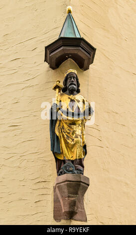 Statue von Heinrich II., Kaiser des Heiligen Römischen Reiches, in Gebäude Ecke Burgstraße, Altstadt (Altstadt) in Nürnberg, Bayern, Deutschland Stockfoto