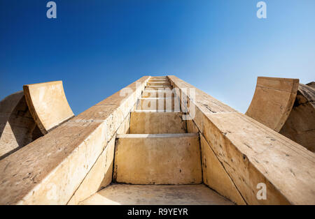 Treppen in Jantar Mantar Observatorium Komplex am blauen Himmel in Jaipur, Rajasthan, Indien Stockfoto