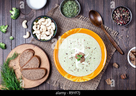 Vegan Cremesuppe mit Brokkoli, Bockshornklee und Cashewnüsse auf hölzernen Hintergrund Stockfoto