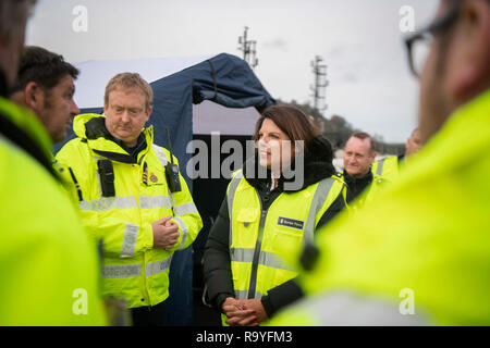 Einwanderungsminister Caroline Nokes spricht mit Grenze Offiziere und der HM Küstenwache in Dover, die Versuche der Migranten Großbritannien mit einem kleinen Boot zu erreichen zu diskutieren. Stockfoto