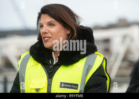 Einwanderungsminister Caroline Nokes spricht mit Grenze Offiziere und der HM Küstenwache in Dover, die Versuche der Migranten Großbritannien mit einem kleinen Boot zu erreichen zu diskutieren. Stockfoto