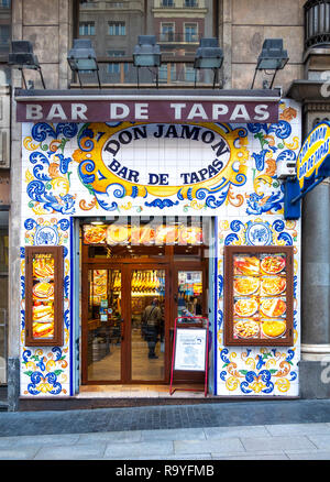 Madrid Don Jamon Bar de Tapas. Dekorative Glasierte keramische Fliesen auf traditionelle Tapas Bar auf der Gran Via in Madrid. Stockfoto