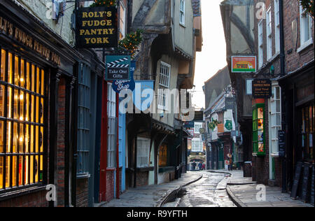 YORK, Großbritannien - 16 Dezember, 2018: The Shambles ist eine der am besten erhaltenen mittelalterlichen Einkaufsstraßen in Europa. Stadt York wird eingerichtet Stockfoto