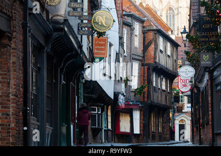 YORK, Großbritannien - 16 Dezember, 2018: The Shambles ist eine der am besten erhaltenen mittelalterlichen Einkaufsstraßen in Europa. Stadt York wird eingerichtet Stockfoto