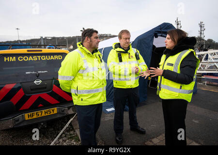 Einwanderungsminister Caroline Nokes spricht zu HM Küstenwache Personal außerhalb des Zeltes, in der die Migranten in gebracht, wenn Sie zum ersten Mal kommen, sind, bei einem Treffen mit Grenze Offiziere in Dover und die lokalen MP Charlie Elphicke versucht, Migranten "Großbritannien mit einem kleinen Boot zu erreichen zu diskutieren. Stockfoto