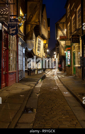 YORK, Großbritannien - 18 Dezember, 2018: The Shambles ist eine der am besten erhaltenen mittelalterlichen Einkaufsstraßen in Europa. Stadt York wird eingerichtet Stockfoto