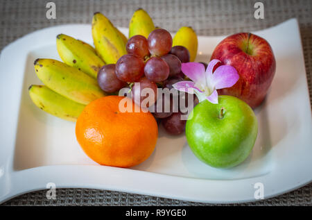 Sortiment an frischem Obst auf einem weißen Teller Stockfoto