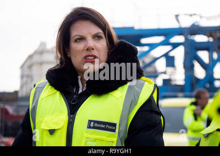 Einwanderungsminister Caroline Nokes spricht mit Grenze Offiziere und der HM Küstenwache in Dover, die Versuche der Migranten Großbritannien mit einem kleinen Boot zu erreichen zu diskutieren. Stockfoto