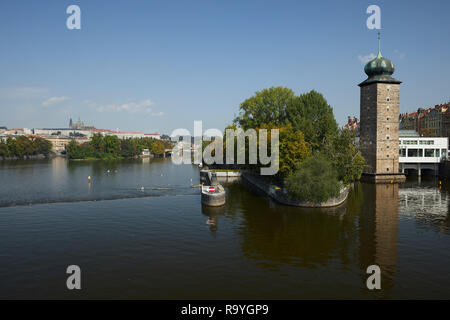 05.09.2018 - Prag, Hlavni Mesto Praha, Tschechien - Blick ueber die Moldau zur Slawischen Insel, und links im Bild die Kleinseite mit der Prager Burg. Stockfoto