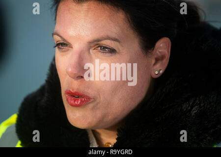 Einwanderungsminister Caroline Nokes spricht mit Grenze Offiziere und der HM Küstenwache in Dover, die Versuche der Migranten Großbritannien mit einem kleinen Boot zu erreichen zu diskutieren. Stockfoto