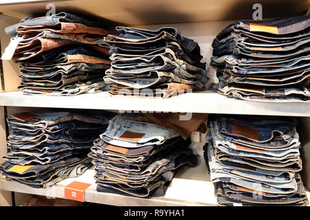 Fort Ft. Lauderdale Florida, Pembroke Pines, Geschäfte im Einkaufszentrum Pembroke Gardens, Lucky Brand Jeans, Inneneinrichtung, gefaltete Hosen, FL181222105 Stockfoto