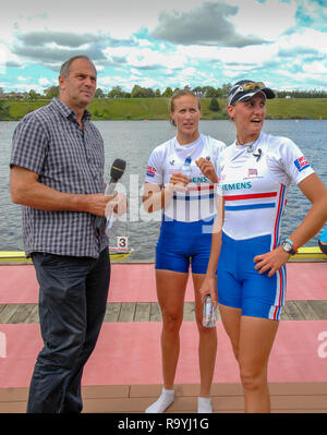 Hamilton, Neuseeland, World Rowing Championships 2010, Lake Karapiro Samstag 06/11/2010 GBR, Sir Steve Redgrave [Links], mit Helen Glover [center], und Heather Stanning [Rechts], nachdem Sie gewonnen hatte, Silber, W2 - [Pflichtfeld Credit Karon Phillips/Intersport Bilder] Stockfoto