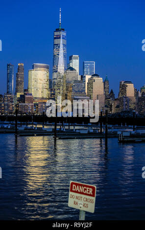 22.02.2018, New York City, New York, Vereinigte Staaten von Amerika-Skyline mit dem Freedom Tower in der Abenddaemmerung, WTC World Trade Center, USA Stockfoto
