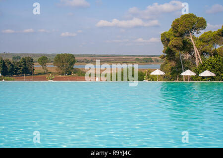 Swimmingpool im schönen Luxus Resort in die Natur ohne Menschen, in der Nähe der Laghi Alimini, Lecce, Salento, Apulien, Süditalien Stockfoto