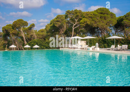 Swimmingpool im schönen Luxus Resort in die Natur ohne Menschen, in der Nähe der Laghi Alimini, Lecce, Salento, Apulien, Süditalien Stockfoto