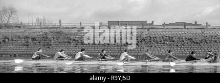 London. Vereinigtes Königreich. 1987 Vor der Befestigung, Varsity Boat Race. Nationalmannschaft vs Cambridge University BC auf dem Championship Course Mortlake Putney. Themse. Samstag 21.03.1987 [Pflichtfeld Credit: Peter SPURRIER/Intersport Bilder] Nationalmannschaft, Bug, Terry Dillon, John MAXY, John Garrett, Martin, Andy Holmes, Steve Redgrave, Adam CLIFT, Richard STANHOPE und Cox, Pat SWEENEY. Stockfoto