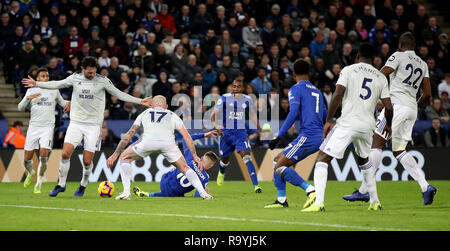 Von Leicester City James Maddison (Mitte) geht in den Strafraum, während der Premier League Match für die King Power Stadion, Leicester. Stockfoto