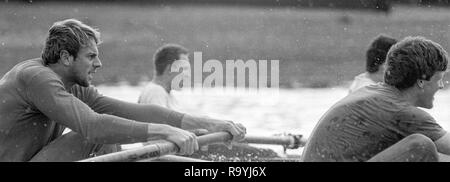 London. Vereinigtes Königreich. 1987 Vor der Befestigung, Varsity Boat Race. Nationalmannschaft vs Cambridge University BC auf dem Championship Course Mortlake Putney. Themse. Samstag 21.03.1987 [Pflichtfeld Credit: Peter SPURRIER/Intersport Bilder] Nationalmannschaft, Links, Steve Redgrave, Adam CLIFT, Stockfoto