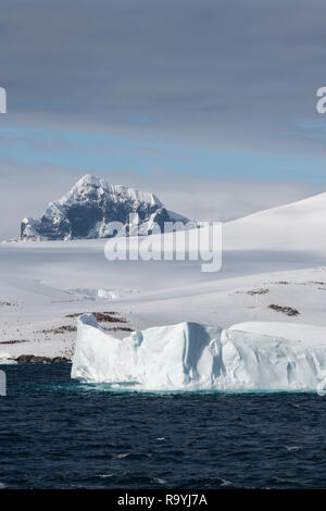 Antarktis, gerlache Strait, Palmer Archipel, Wiencke Island, Damoy Punkt. Meerblick von Gentoo Pinguin Kolonie und gefrorene Landschaft. Stockfoto