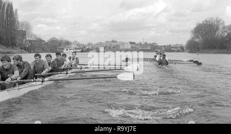 London. Vereinigtes Königreich. 1987 Vor der Befestigung, Varsity Boat Race. Nationalmannschaft vs Cambridge University BC auf dem Championship Course Mortlake Putney. Themse. Samstag 21.03.1987 [Pflichtfeld Credit: Peter SPURRIER/Intersport Bilder] Nationalmannschaft, Bug, Terry Dillon, John MAXY, John Garrett, Martin, Andy Holmes, Steve Redgrave, Adam CLIFT, Richard STANHOPE und Cox, Pat SWEENEY. CUBC. Mannschaft Bogen. Ian Clarke, Richard SPINK, Nicholas GRUNDY, Matt BRITTIN, Stephen PEEL [Präsident] Jim PEW, Jim GARMAN, Paddy BROUGHTON und Cox. Julian WOLFSON Stockfoto