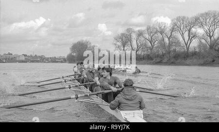 London. Vereinigtes Königreich. 1987 Vor der Befestigung, Varsity Boat Race. Nationalmannschaft vs Cambridge University BC auf dem Championship Course Mortlake Putney. Themse. Samstag 21.03.1987 [Pflichtfeld Credit: Peter SPURRIER/Intersport Bilder] Nationalmannschaft, Bug, Terry Dillon, John MAXY, John Garrett, Martin, Andy Holmes, Steve Redgrave, Adam CLIFT, Richard STANHOPE und Cox, Pat SWEENEY. CUBC. Mannschaft Bogen. Ian Clarke, Richard SPINK, Nicholas GRUNDY, Matt BRITTIN, Stephen PEEL [Präsident] Jim PEW, Jim GARMAN, Paddy BROUGHTON und Cox. Julian WOLFSON Stockfoto