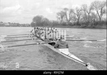 London. Vereinigtes Königreich. 1987 Vor der Befestigung, Varsity Boat Race. Nationalmannschaft vs Cambridge University BC auf dem Championship Course Mortlake Putney. Themse. Samstag 21.03.1987 [Pflichtfeld Credit: Peter SPURRIER/Intersport Bilder] Nationalmannschaft, Bug, Terry Dillon, John MAXY, John Garrett, Martin, Andy Holmes, Steve Redgrave, Adam CLIFT, Richard STANHOPE und Cox, Pat SWEENEY. CUBC. Mannschaft Bogen. Ian Clarke, Richard SPINK, Nicholas GRUNDY, Matt BRITTIN, Stephen PEEL [Präsident] Jim PEW, Jim GARMAN, Paddy BROUGHTON und Cox. Julian WOLFSON Stockfoto