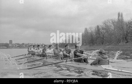 London. Vereinigtes Königreich. 1987 Vor der Befestigung, Varsity Boat Race. Nationalmannschaft vs Cambridge University BC auf dem Championship Course Mortlake Putney. Themse. Samstag 21.03.1987 [Pflichtfeld Credit: Peter SPURRIER/Intersport Bilder] Nationalmannschaft, Bug, Terry Dillon, John MAXY, John Garrett, Martin, Andy Holmes, Steve Redgrave, Adam CLIFT, Richard STANHOPE und Cox, Pat SWEENEY. CUBC. Mannschaft Bogen. Ian Clarke, Richard SPINK, Nicholas GRUNDY, Matt BRITTIN, Stephen PEEL [Präsident] Jim PEW, Jim GARMAN, Paddy BROUGHTON und Cox. Julian WOLFSON Stockfoto