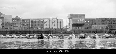 London. Vereinigtes Königreich. 1987 Vor der Befestigung, Varsity Boat Race. Nationalmannschaft vs Cambridge University BC auf dem Championship Course Mortlake Putney. Themse. Samstag 21.03.1987 [Pflichtfeld Credit: Peter SPURRIER/Intersport Bilder] Nationalmannschaft, Bug, Terry Dillon, John MAXY, John Garrett, Martin, Andy Holmes, Steve Redgrave, Adam CLIFT, Richard STANHOPE und Cox, Pat SWEENEY. CUBC. Mannschaft Bogen. Ian Clarke, Richard SPINK, Nicholas GRUNDY, Matt BRITTIN, Stephen PEEL [Präsident] Jim PEW, Jim GARMAN, Paddy BROUGHTON und Cox. Julian WOLFSON Stockfoto