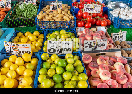 Limonen, Zitronen, Pfirsiche zum Verkauf auf einem Markt in Brixton, London Stockfoto