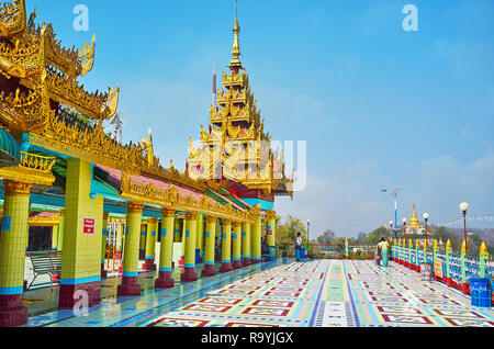 SAGAING, MYANMAR - 21. FEBRUAR 2018: Die farbenfrohen Gebäude bald Oo Ponya Shin Paya (Gipfel Pagode) mit goldenen pyatthat Dächer, Fliesen- colu Stockfoto