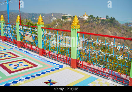 SAGAING, MYANMAR - 21. FEBRUAR 2018: Spaziergang auf der Terrasse des bald Oo Ponya Shin Paya Pagode (Gipfel) und die Landschaften, die herrliche Natur genießen und Stockfoto