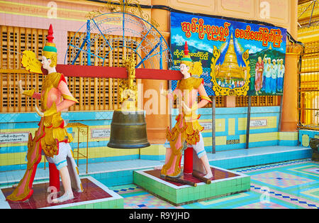 SAGAING, MYANMAR - 21. FEBRUAR 2018: Die malerische Bell, hängen an zwei Statuen für Klingel Ritual in Hof bald Oo Ponya Shin Paya (Gipfel Stockfoto