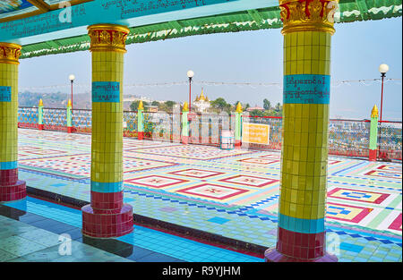 SAGAING, MYANMAR - 21. FEBRUAR 2018: Die Aussicht auf der Terrasse des bald Oo Ponya Shin Paya (Gipfel Pagode) von seinem überdachten Gang mit malerischen Stockfoto