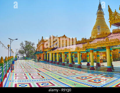 SAGAING, MYANMAR - 21. FEBRUAR 2018: Die malerische Terrasse von bald Oo Ponya Shin Paya (Gipfel Pagode) mit Ornamenten aus Fliesen- und Panoramablick, auf Fe Stockfoto