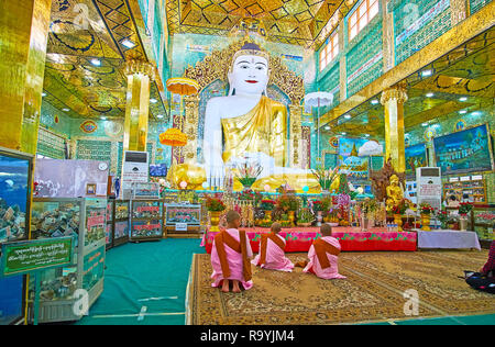 SAGAING, MYANMAR - 21. Februar 2018: Der junge BHIKKUNI (Nonnen) auf Anbetung in Bild Haus bald Oo Ponya Shin Paya (Gipfel Pagode), am 21. Februar Stockfoto