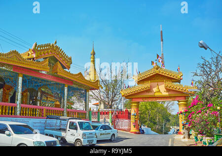 SAGAING, MYANMAR - 21. FEBRUAR 2018: Die malerische Tor bald Oo Ponya Shin Paya (Gipfel Pagode) mit bemalten und geschnitzten Verzierungen, am 21. Februar i Stockfoto