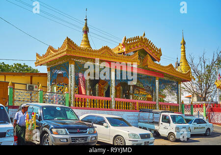 SAGAING, MYANMAR - 21. FEBRUAR 2018: Die reich verzierten Bild Haus bald Oo Ponya Shin Paya (Gipfel Pagode) mit pyatthat Dach und Spiegel patter Stockfoto