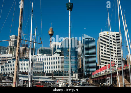 07.05.2018, Sydney, New South Wales, Australien - Ein Blick vom Darling Harbour in die Skyline des geschaeftsviertels von Sydney mit dem Sydney Tower Stockfoto